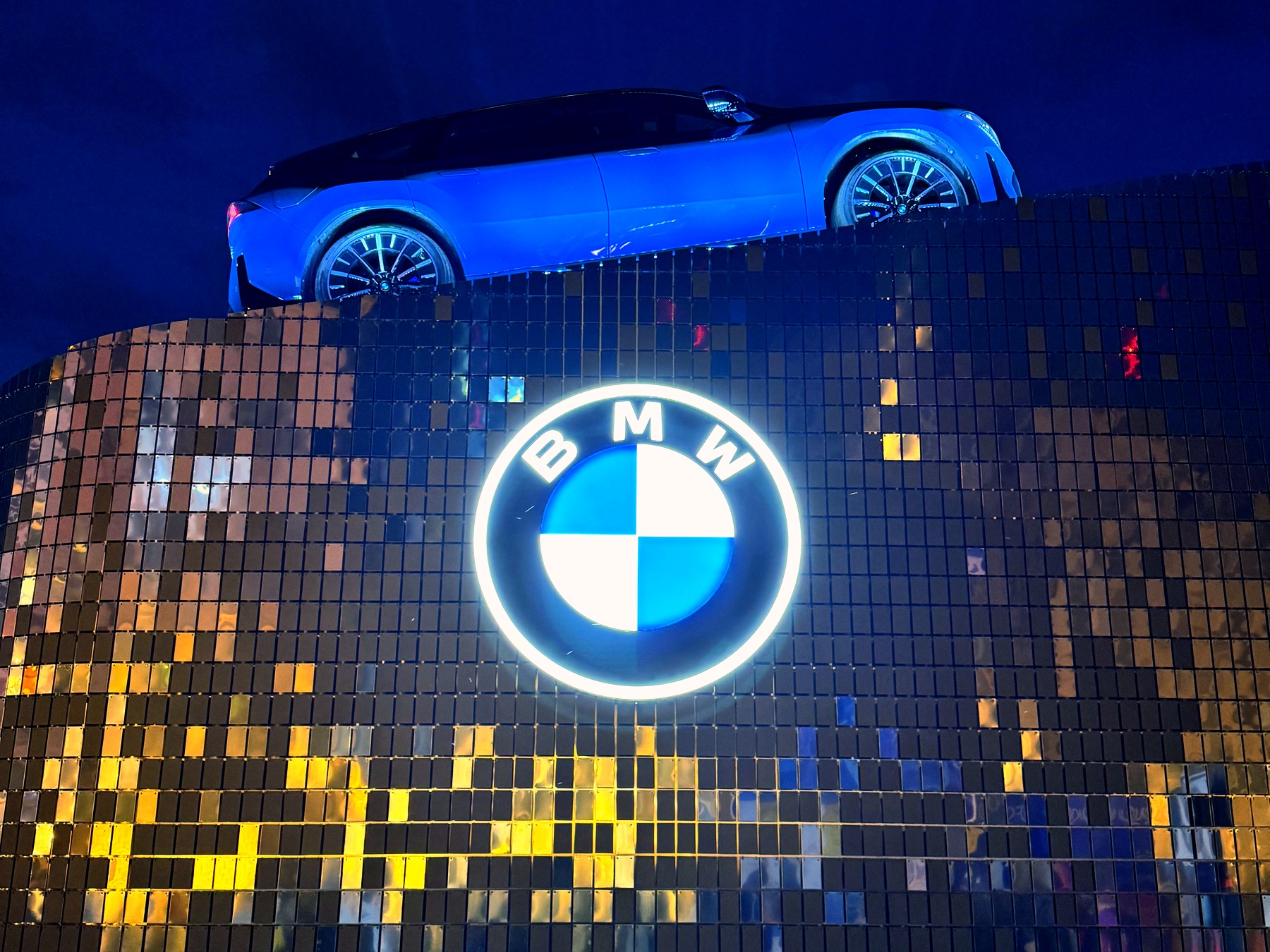 München Neon Pack — Munich-Neon-Rain auf einer beleuchteten BMW-Installation in München