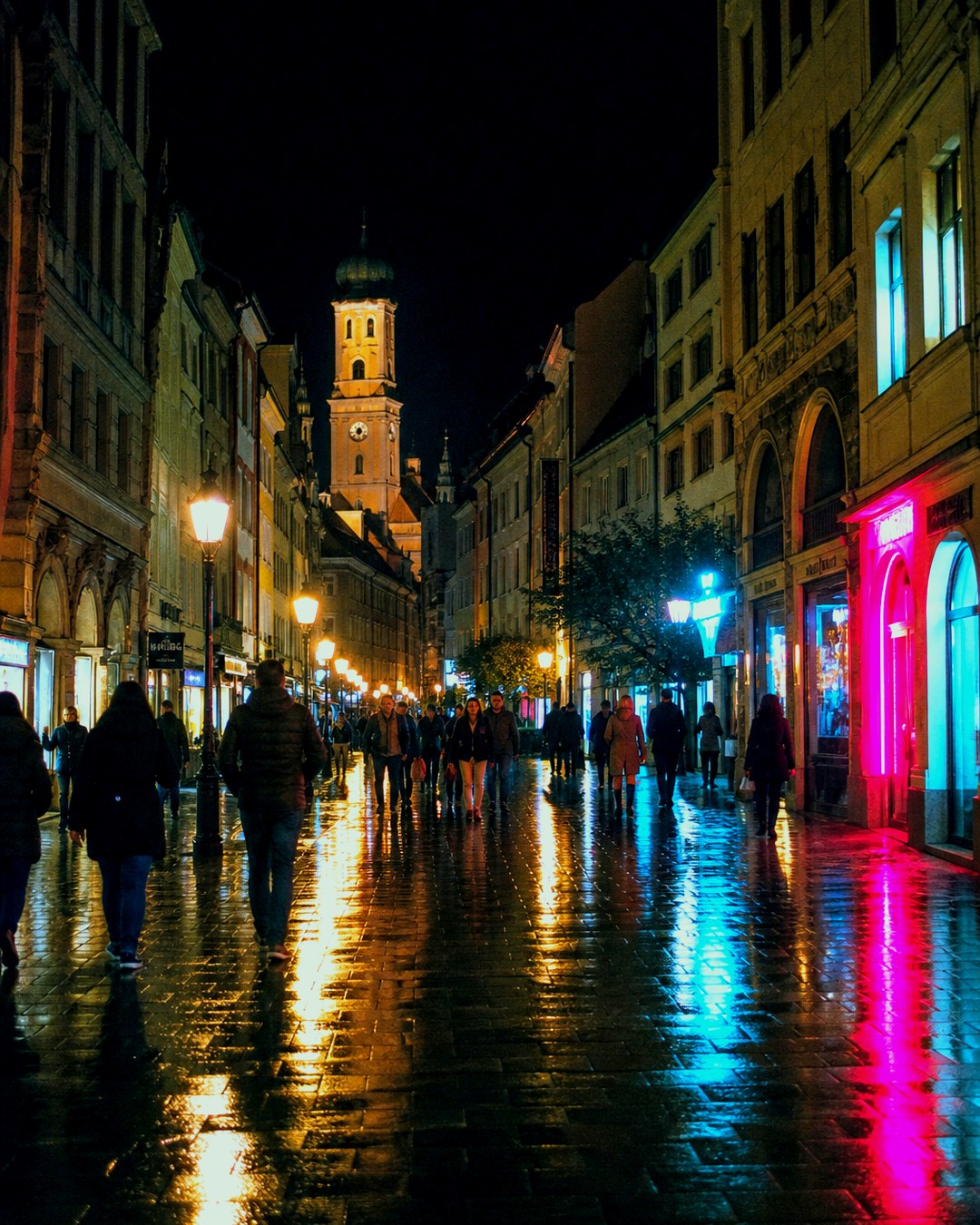 München Neon Lumix LUT — CineStill 800T Look — Nachher · Lumix S9 · S5II · GH7